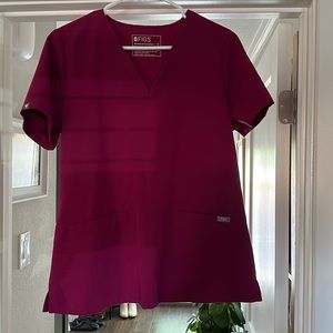 Figs dark magenta camesa 3 pocket top